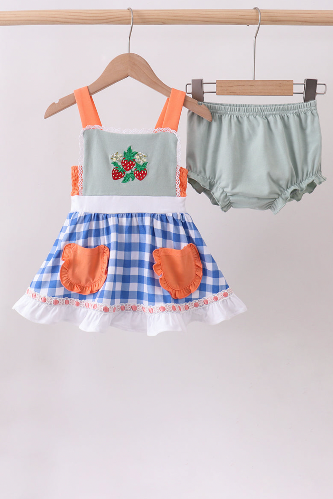 Abby & Evie Premium
SAGE STRAWBERRY EMBROIDERY RUFFLE GINGHAM BLOOMER SET