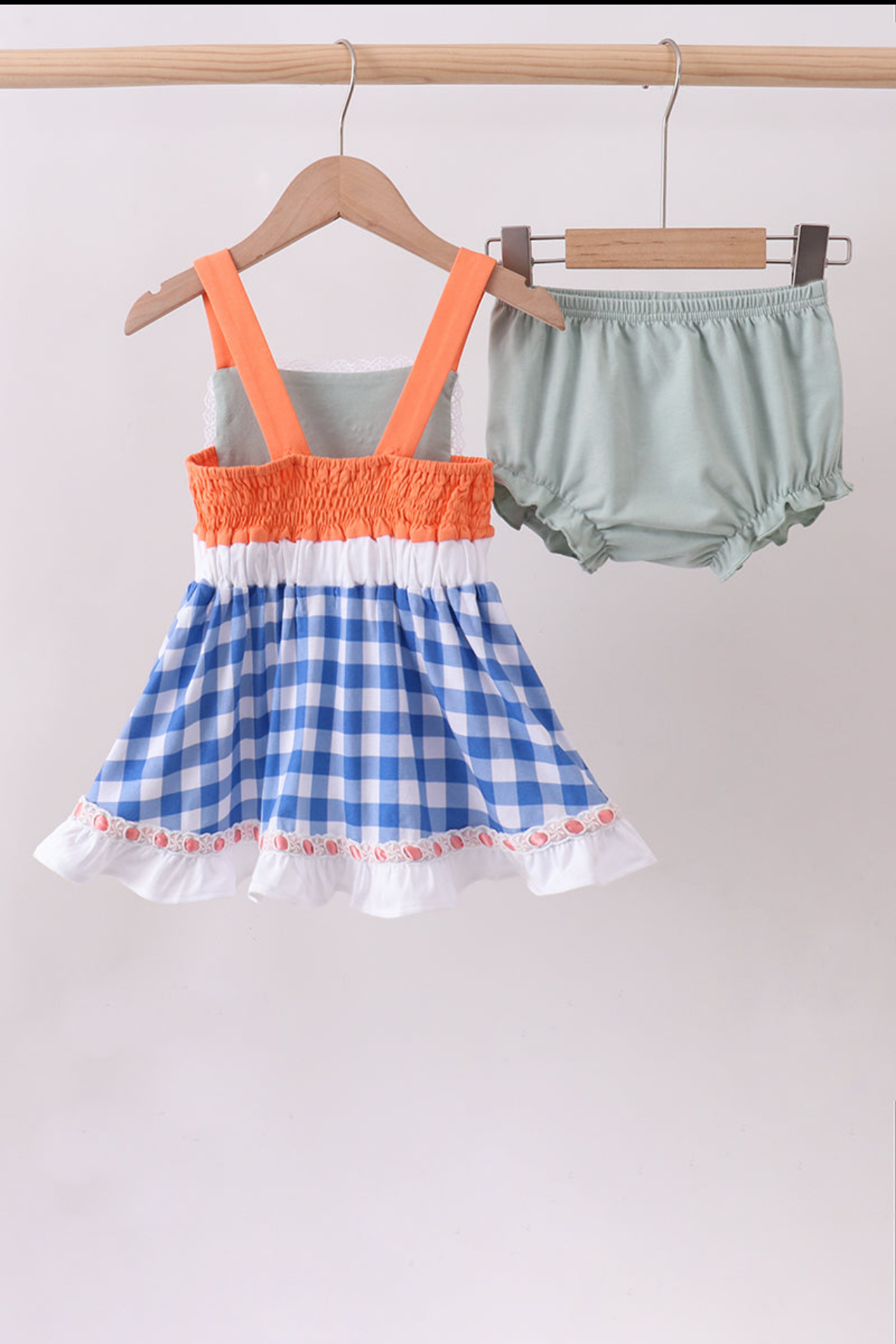 Abby & Evie Premium
SAGE STRAWBERRY EMBROIDERY RUFFLE GINGHAM BLOOMER SET
